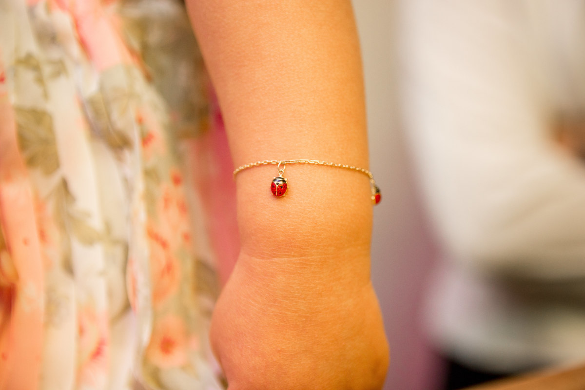 Detalhes da pulseira da Aniversariante