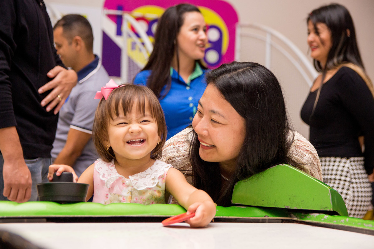 Aniversariante sorrindo com sua tia 