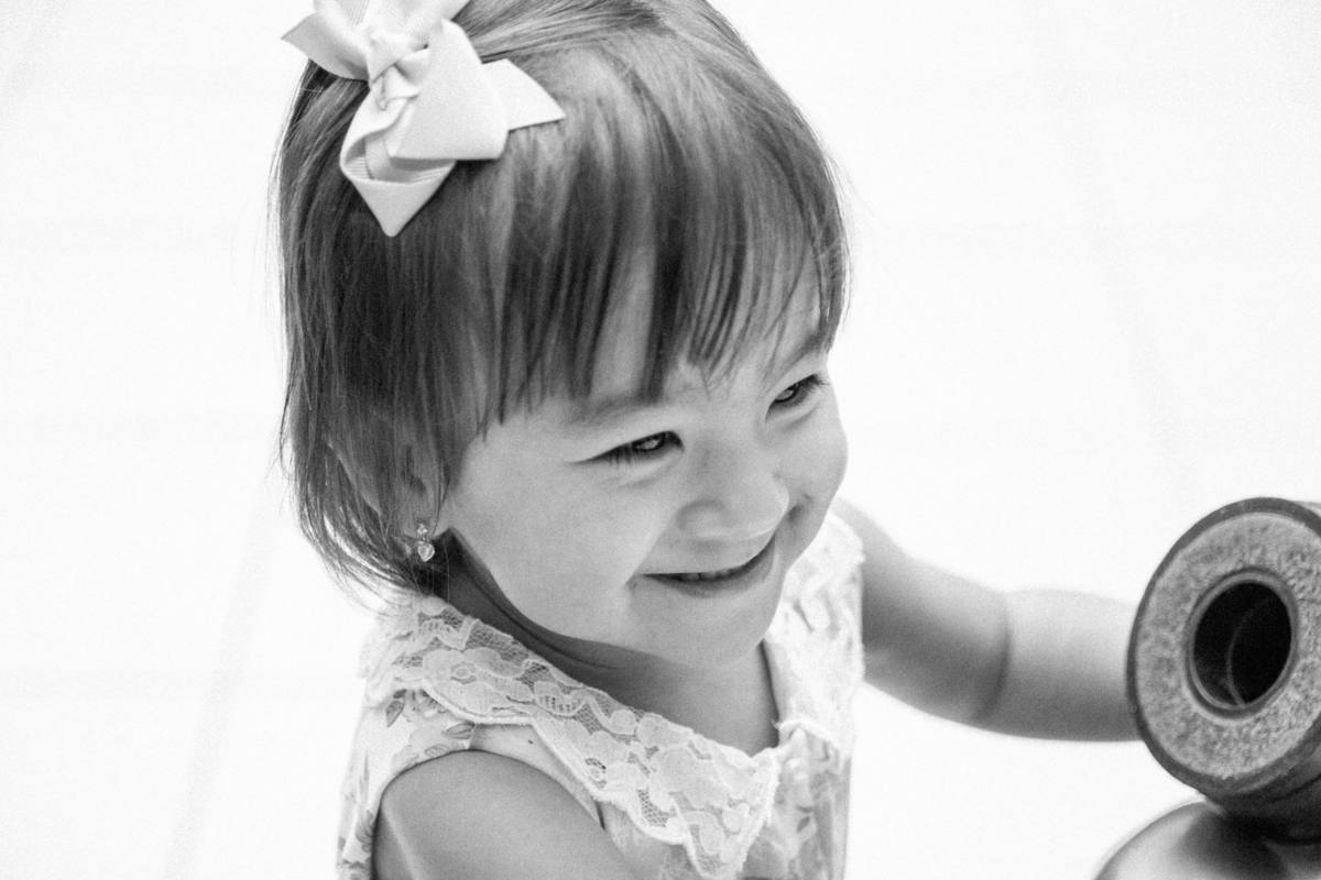 Aniversariante sorrindo em sua festa