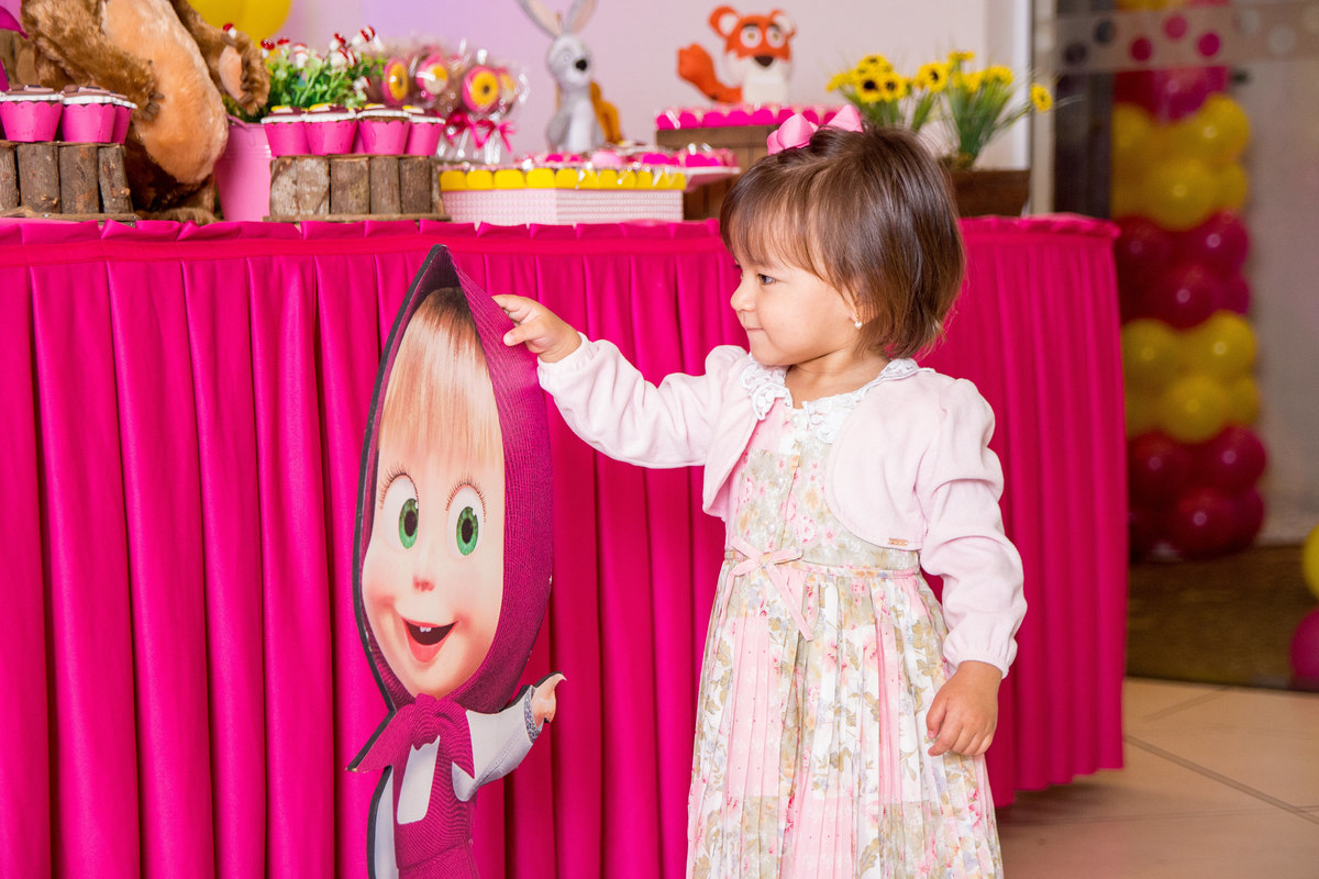 Aniversariante brincando com a Masha