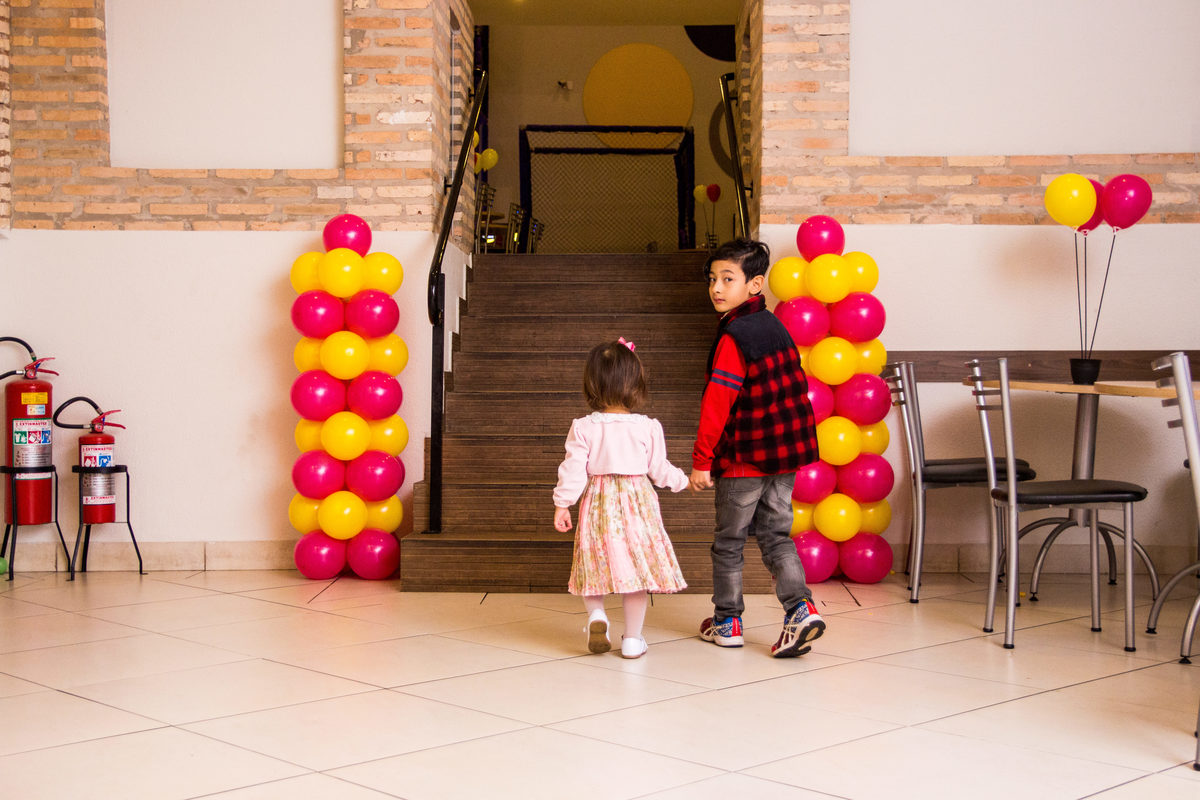 Aniversariante indo brincar com seu convidado