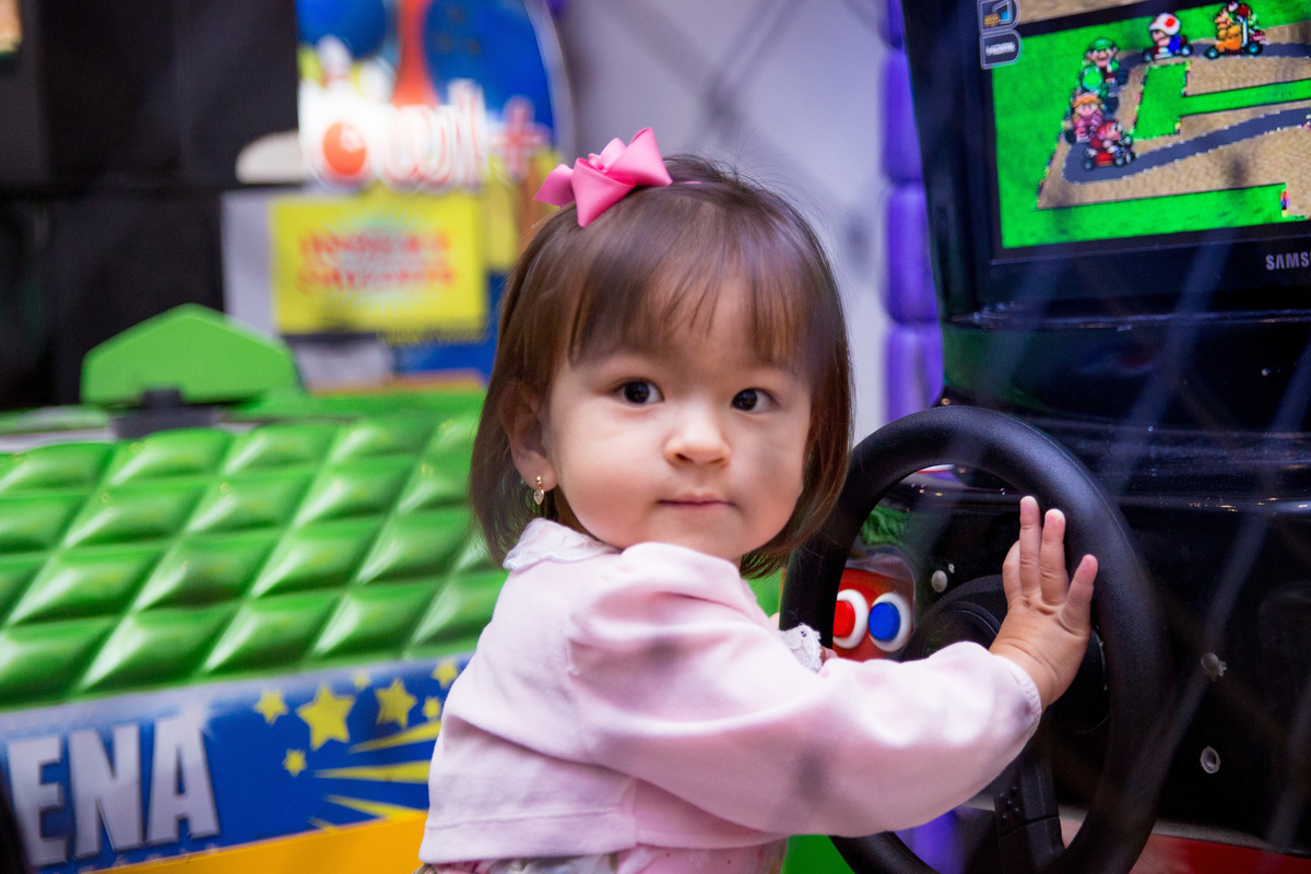 Aniversariante brincando de dirigir