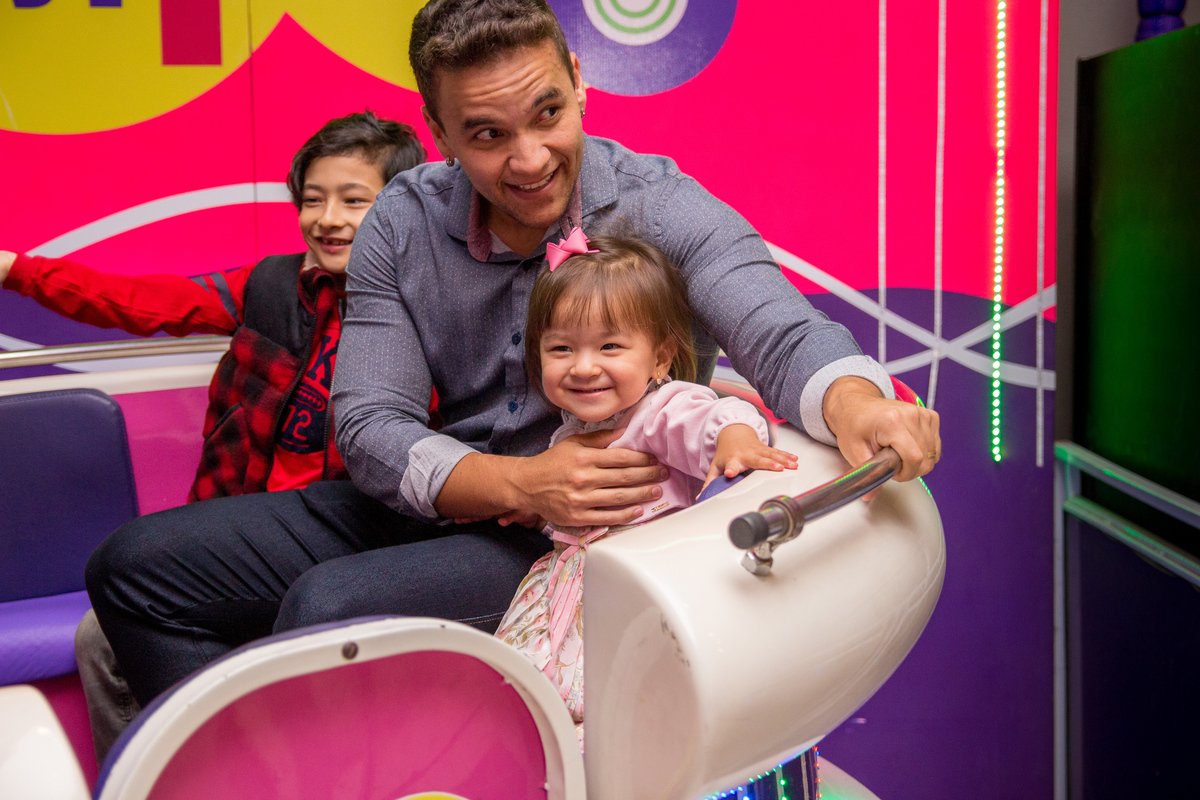 Aniversariante brincando com seu pai no labamba