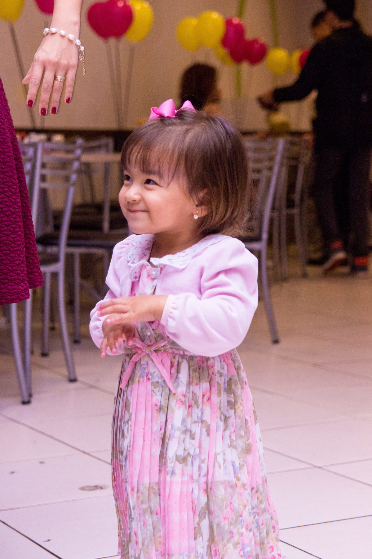 Aniversariante sorrindo em sua festa