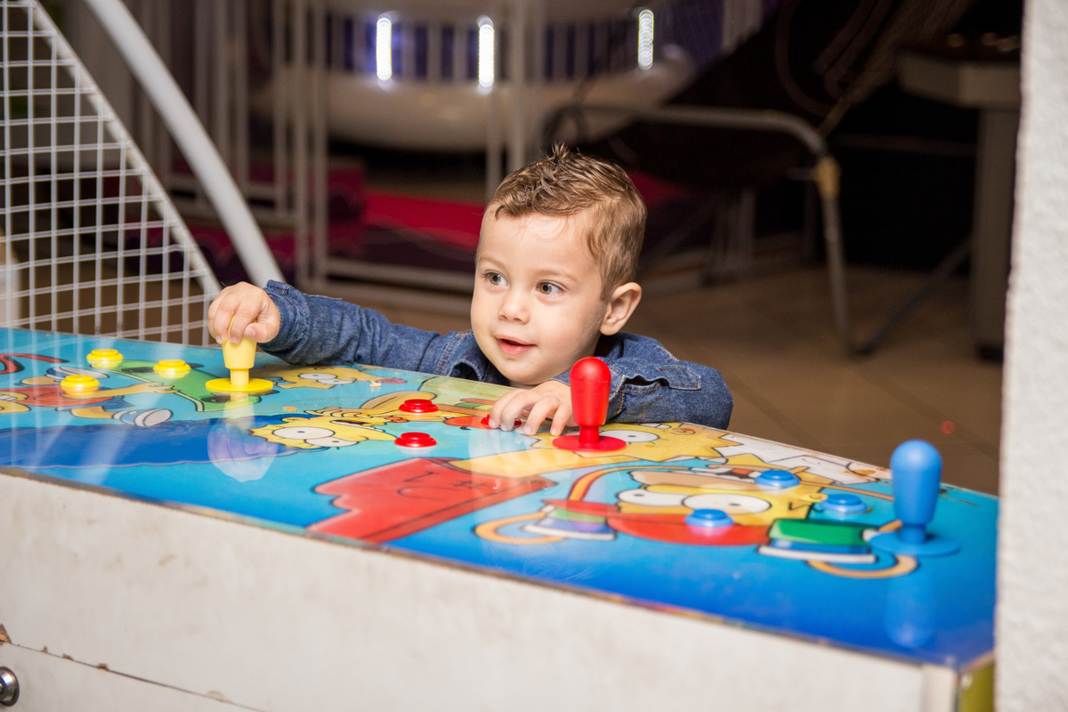 Menino brincando de video game em aniversário