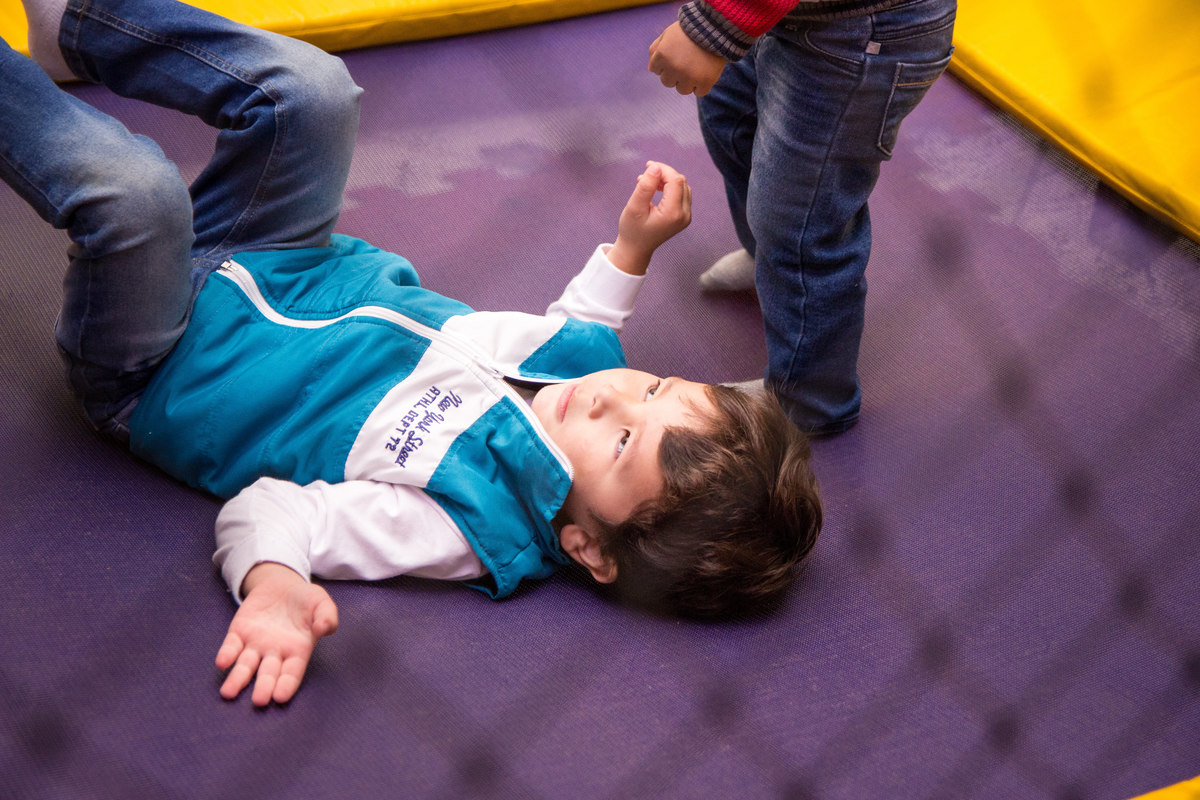 Meninos brincando na cama elástica