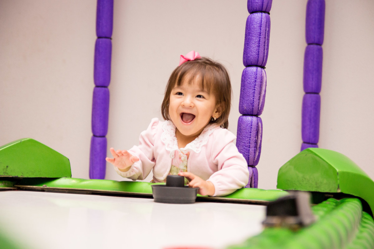 Aniversariante brincando no air hockey