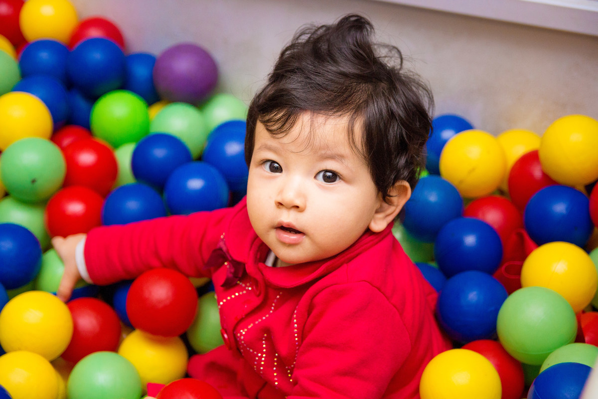 Nenê brincando na piscina de bolinha