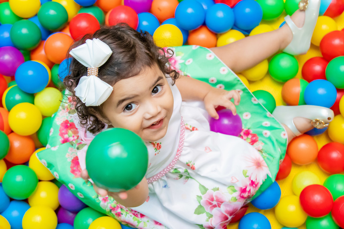 Aniversariante sorrindo na piscina de bolinhas