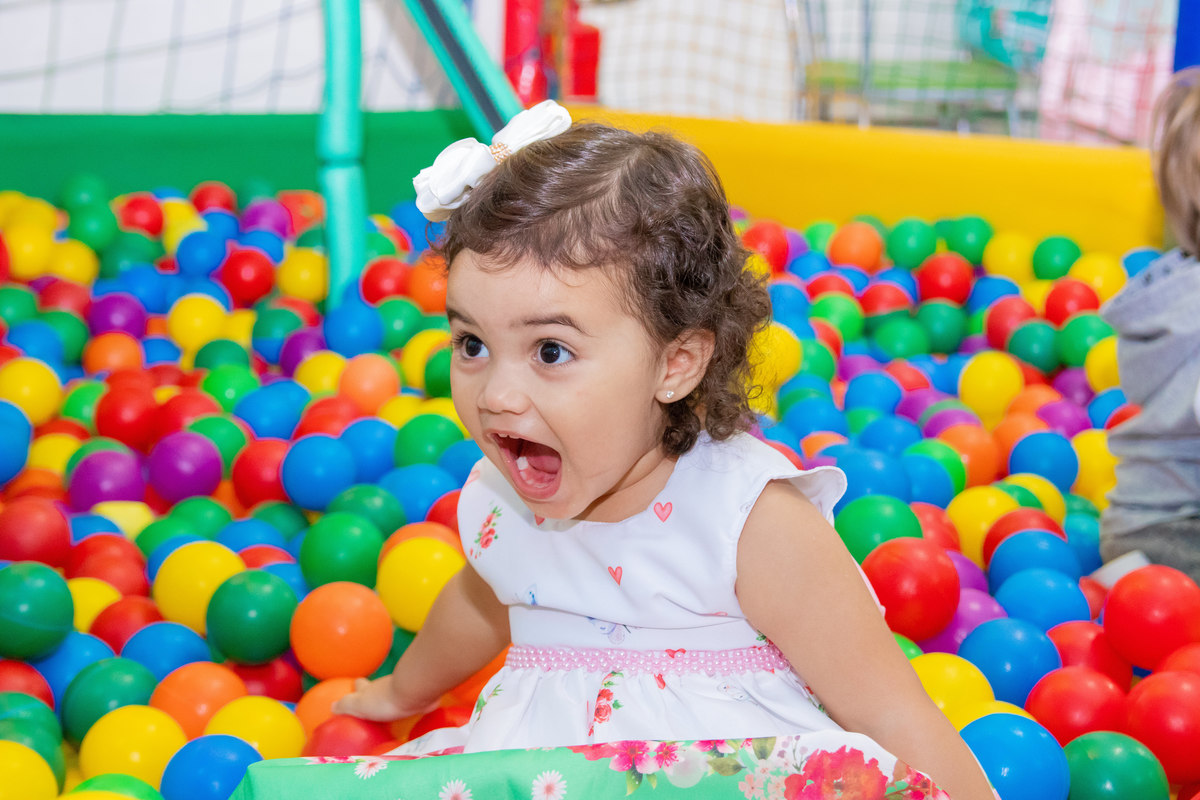 Aniversariante surpresa na piscina de bolinhas