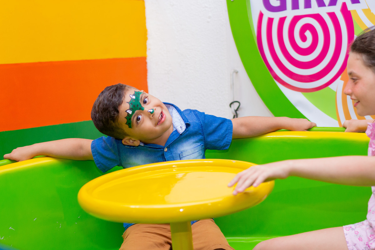 Menino fazendo pose na labamba