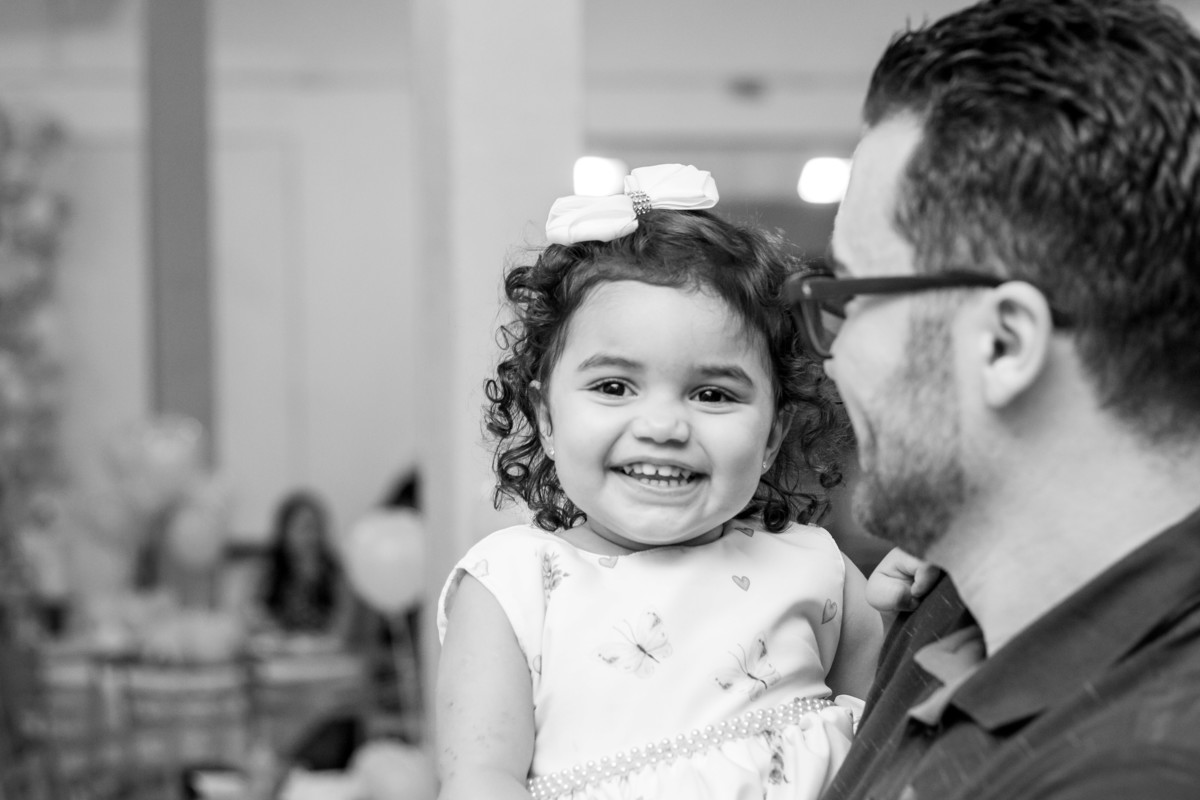 Aniversariante sorrindo em sua festa
