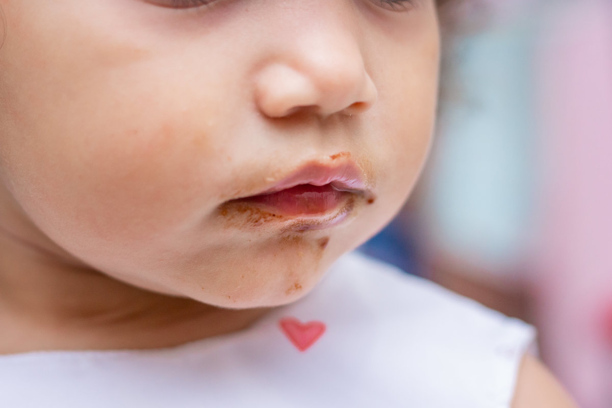 Aniversariante com a boca suja de chocolate