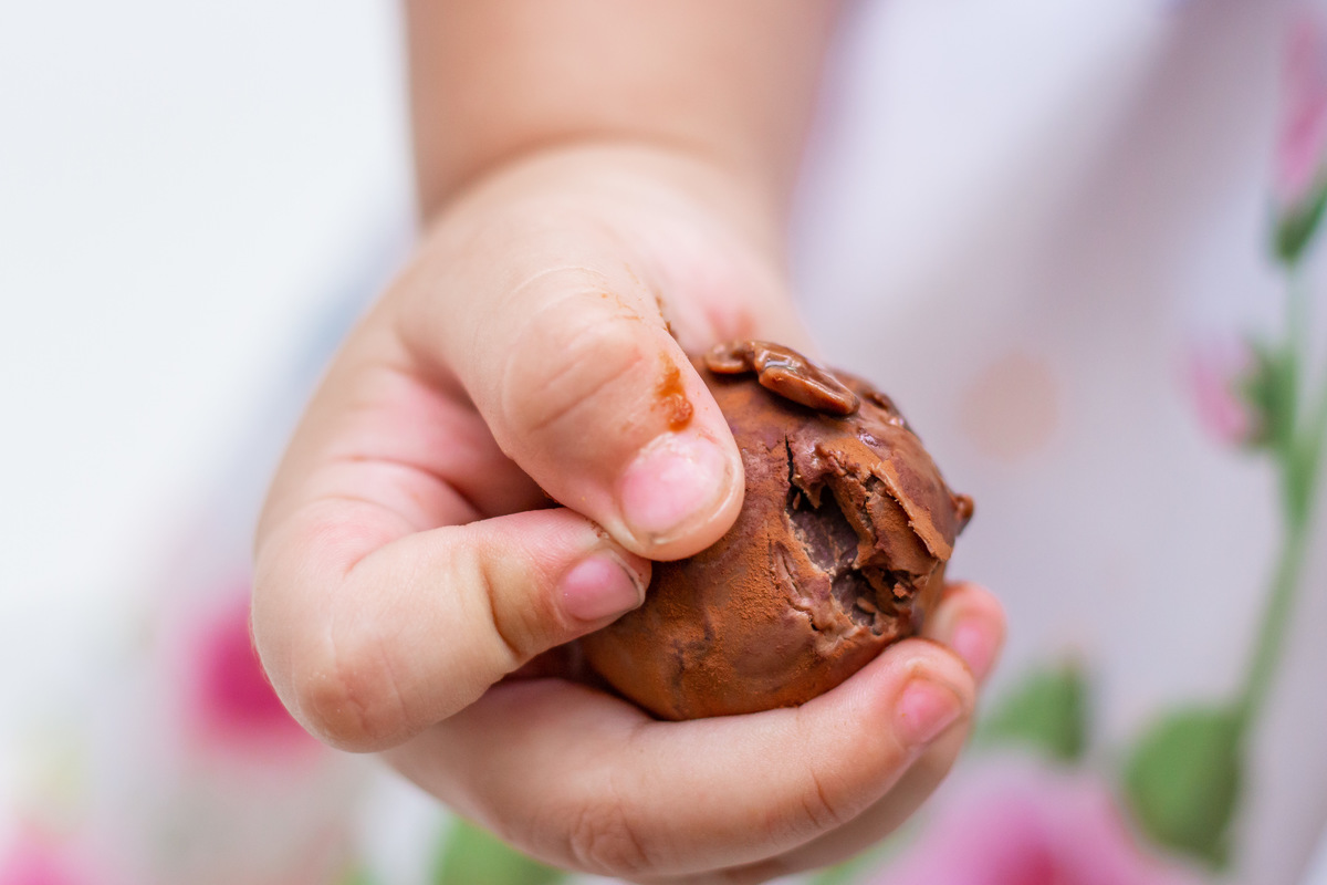 Aniversariante com a mão suja de chocolate