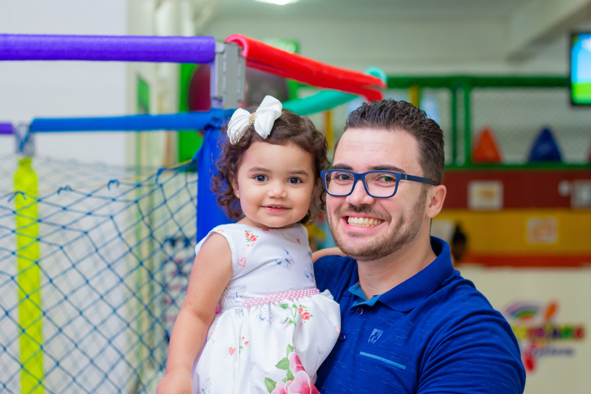 Aniversariante sorrindo com seu pai