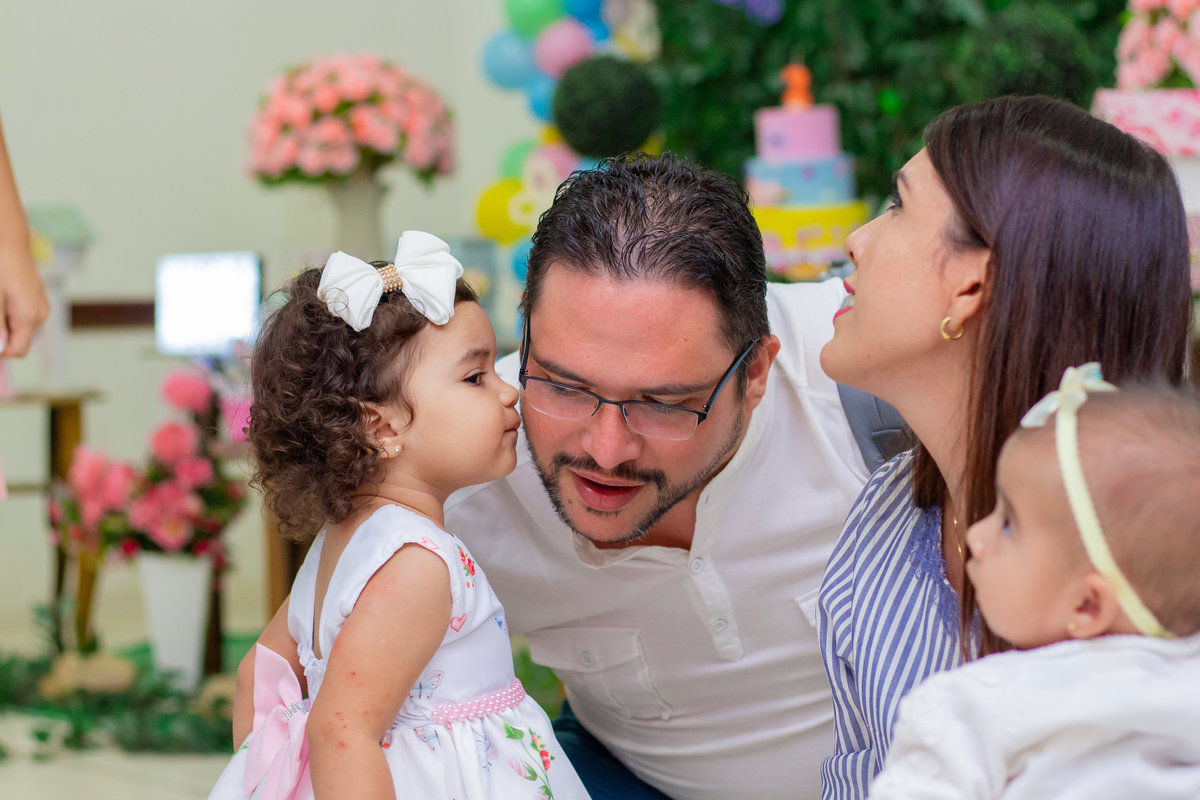 Aniversariante dando beijo em seus convidados