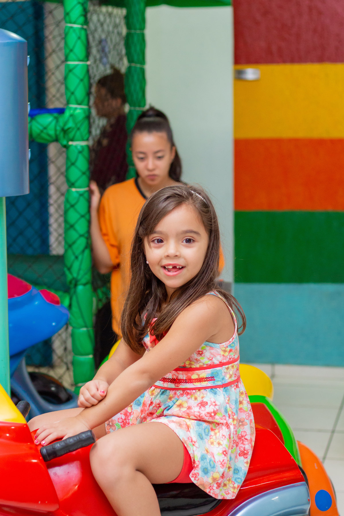 Menina rindo para a câmera