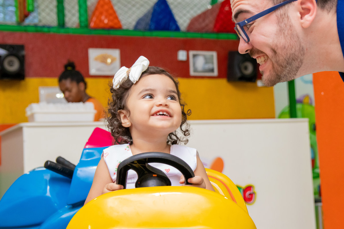 Aniversariante brincando de dirigir com seu pai