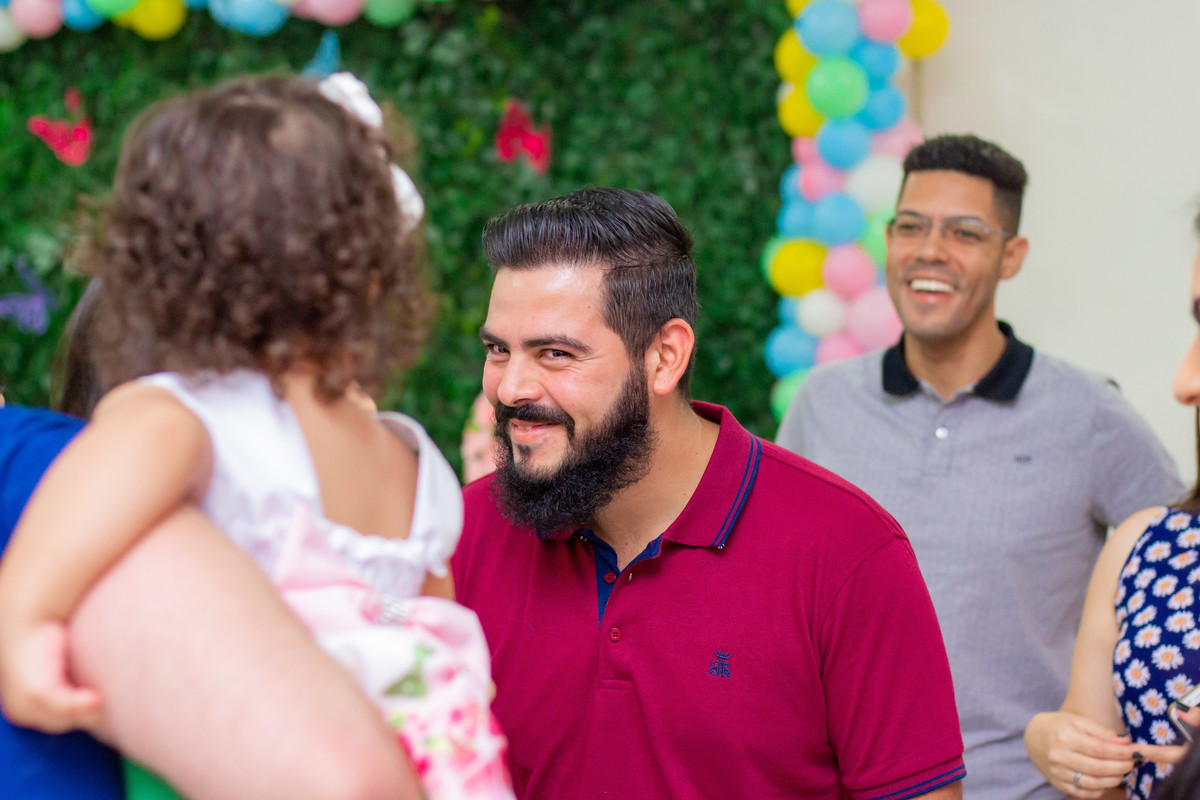 Convidado rindo para a Aniversariante