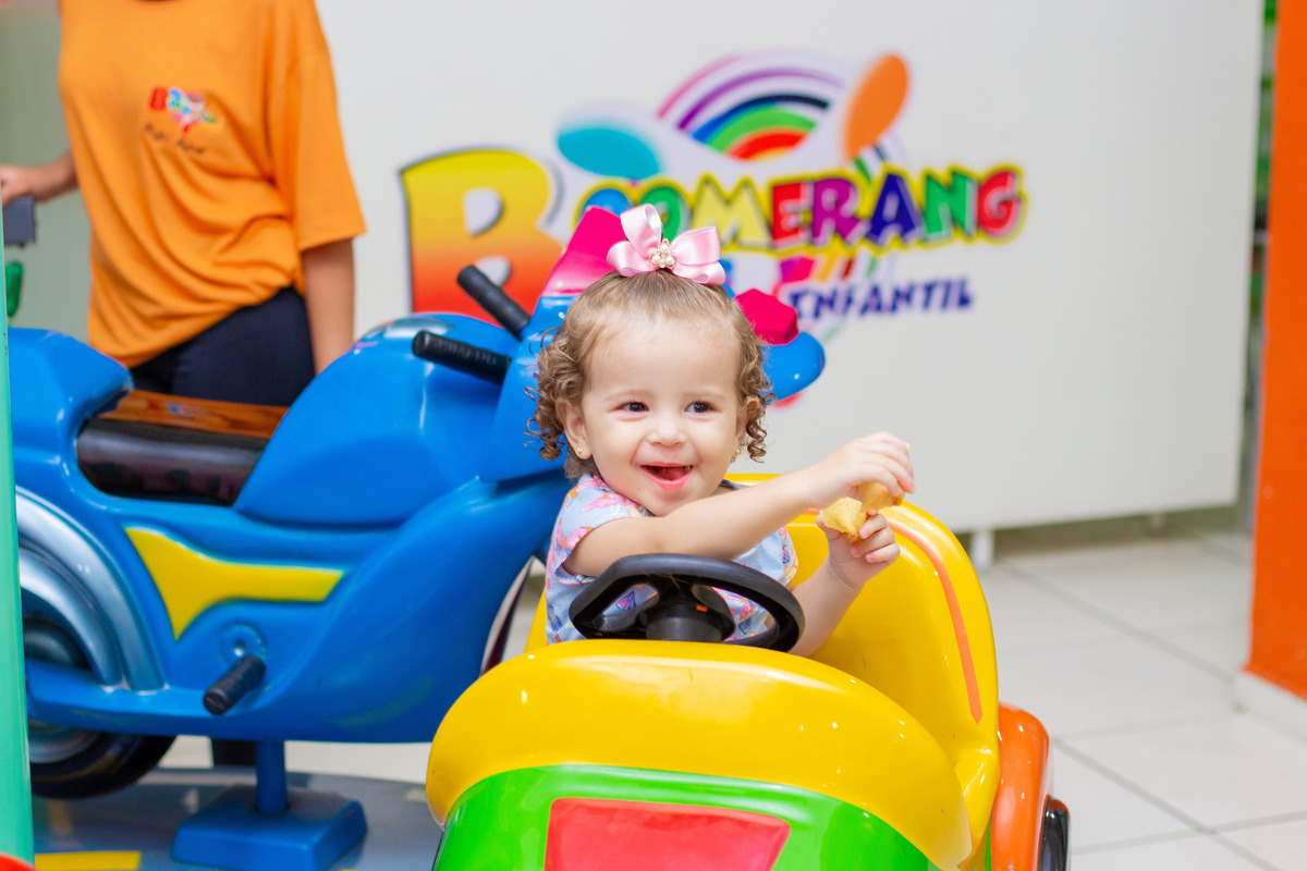 Nenê brincando de dirigir