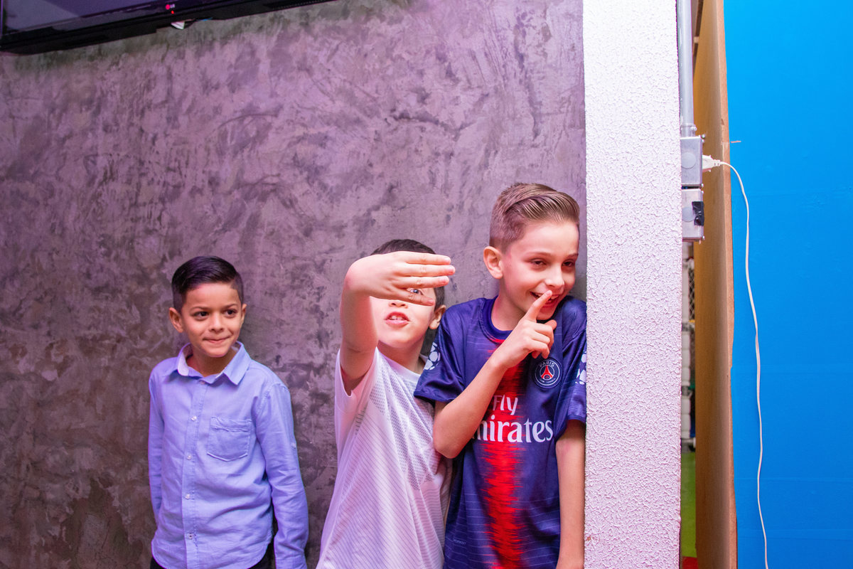 Aniversariante e seus amigos brincando de esconde esconde