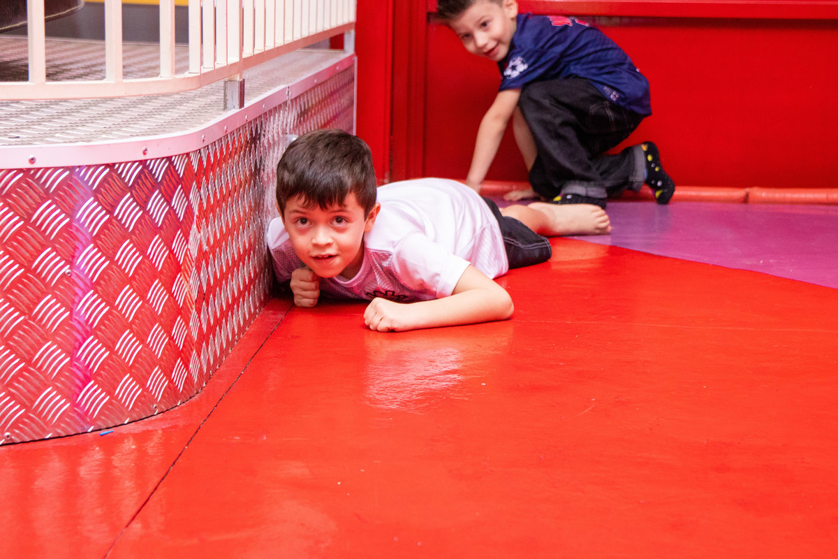 Menino brincando de se esconder