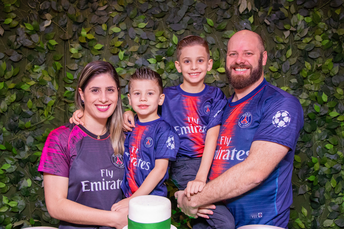 Foto com a família na mesa do bolo