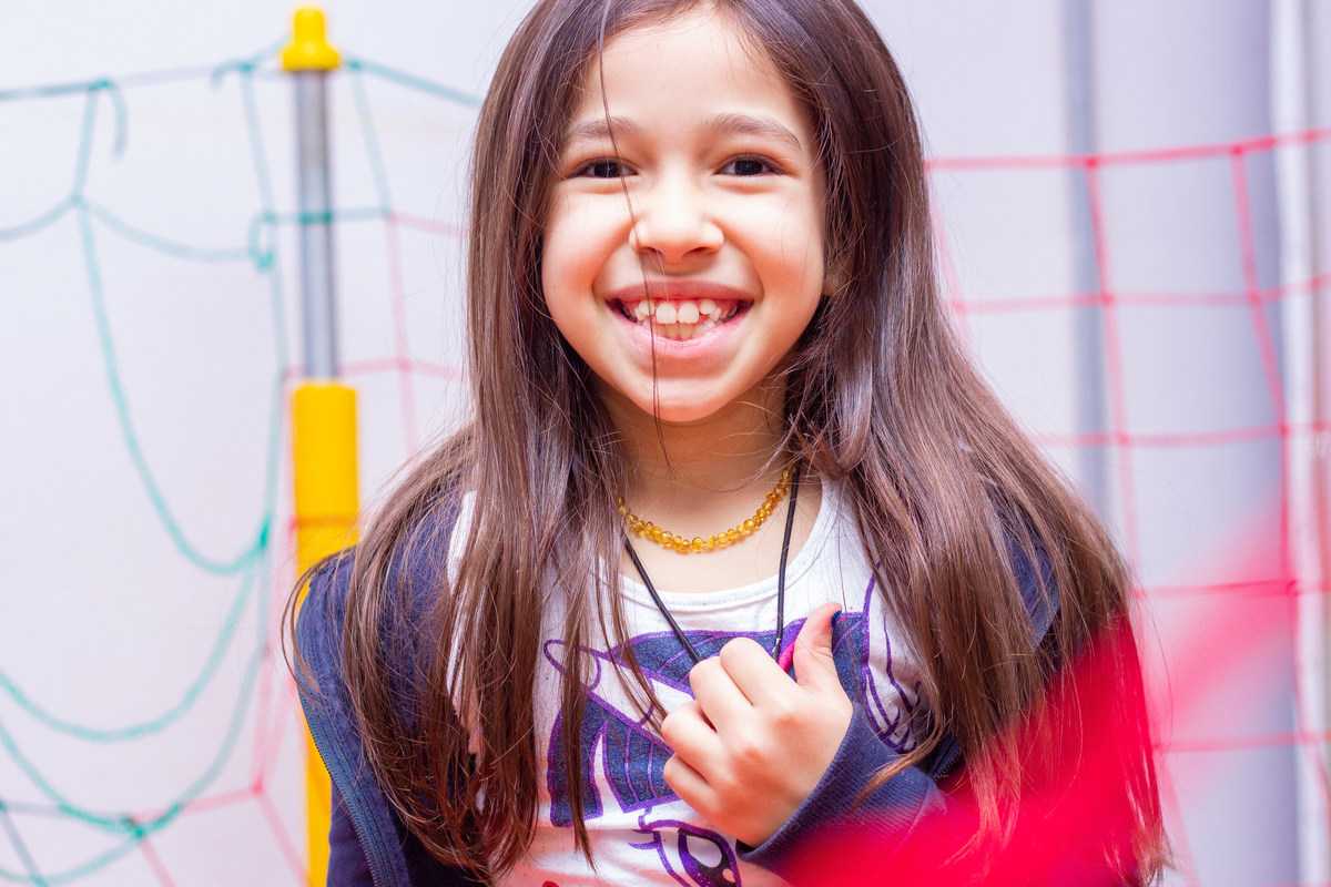 Menina sorrindo na cama elástica