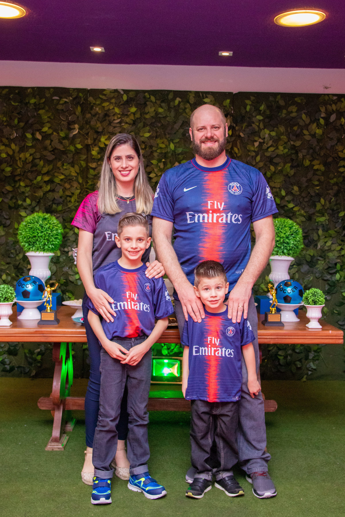 Foto com a família uniformizada 