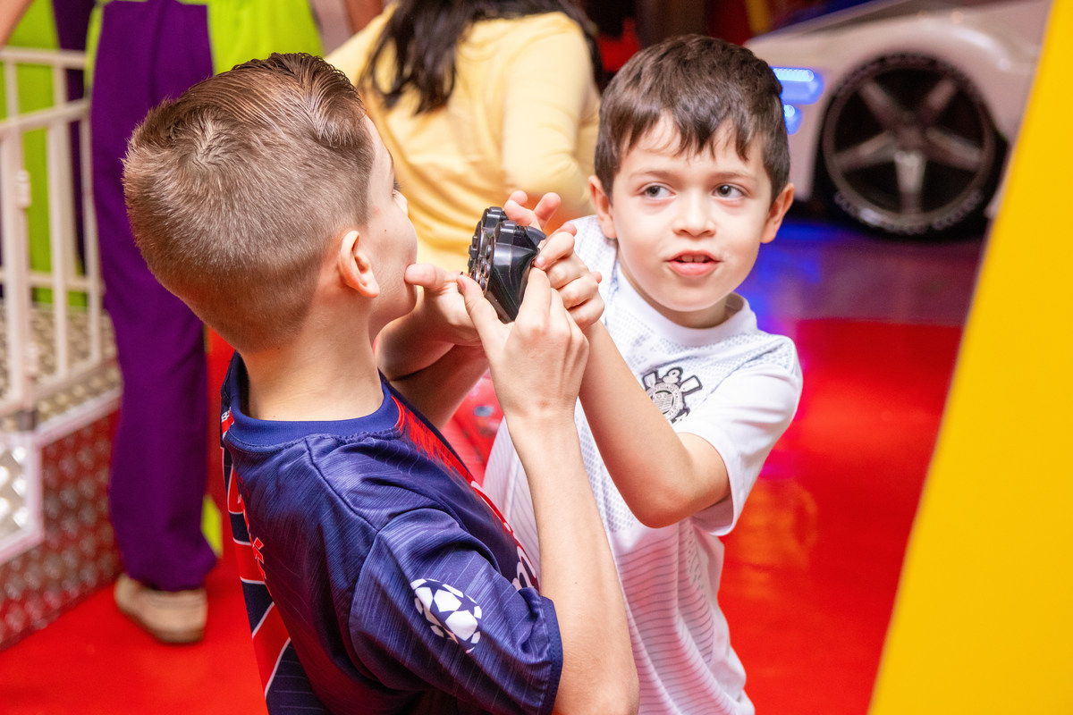 Aniversariante e seu amigo brincando no video game