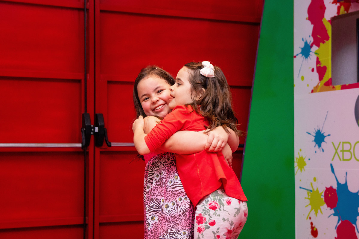 Amigas se abraçando forte em aniversário
