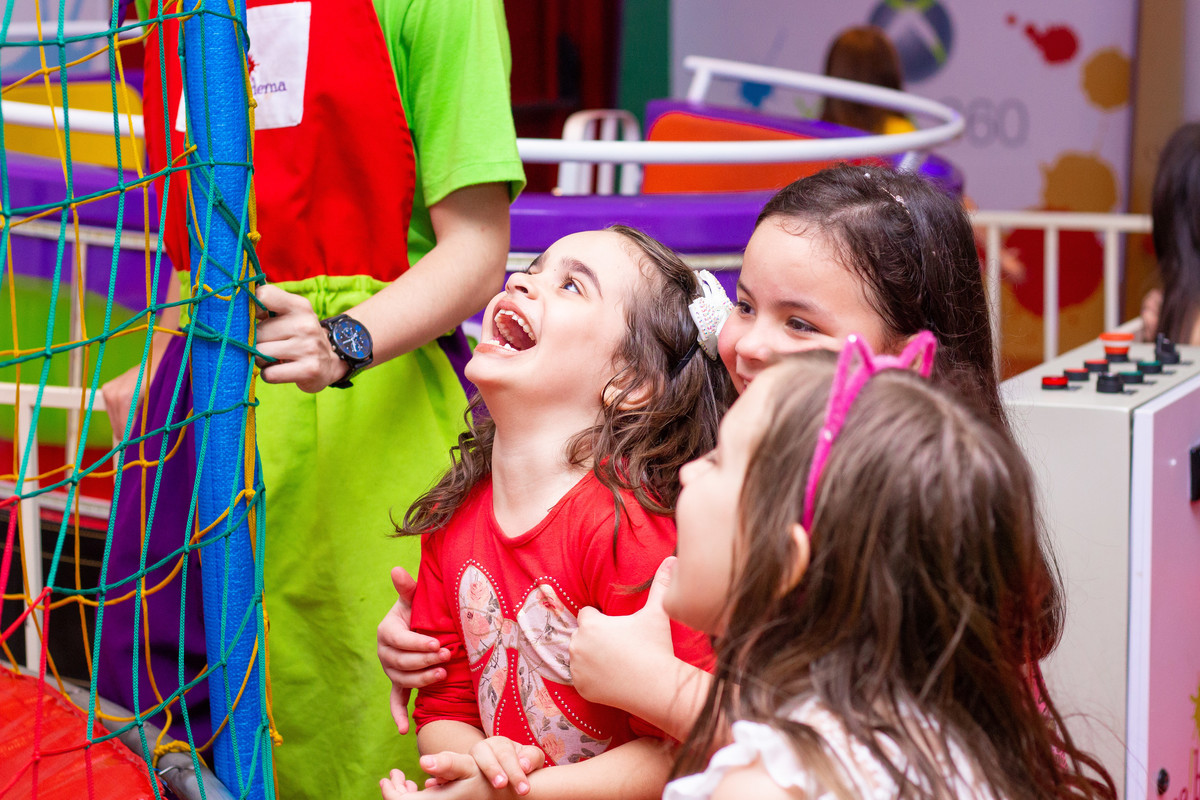 Amigas gargalhando em aniversário