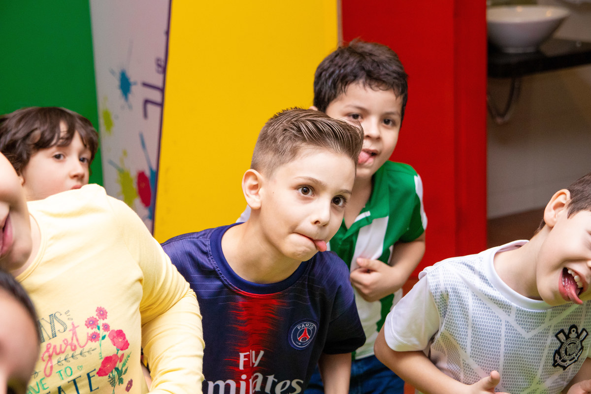 Aniversariante fazendo careta com seus amigos
