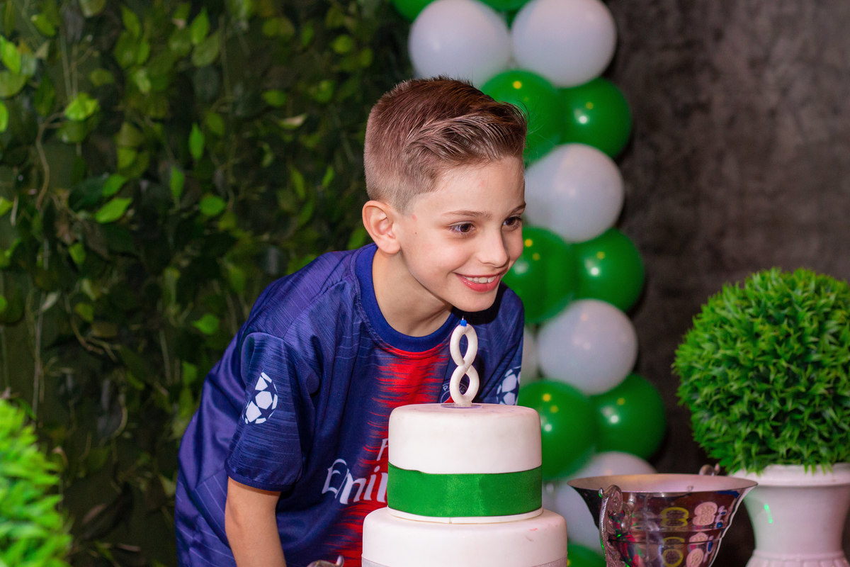 Aniversariante feliz na hora do parabéns