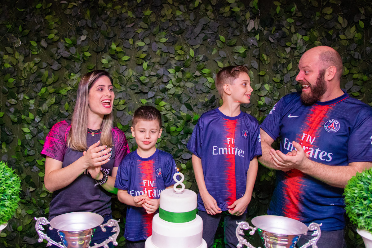 Família cantando parabéns