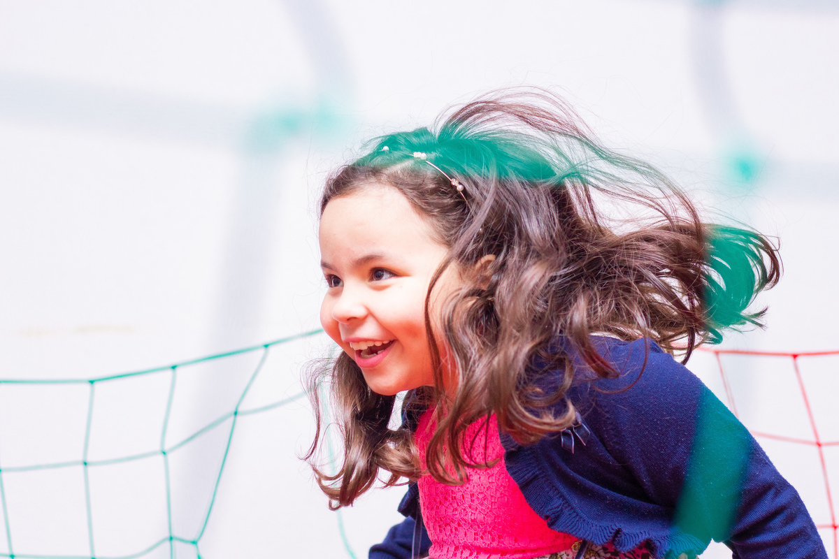 Menina pulando na cama elástica