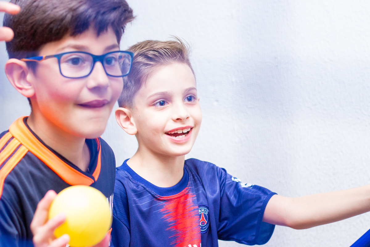 Aniversariante brincando de bolinhas com seu convidado