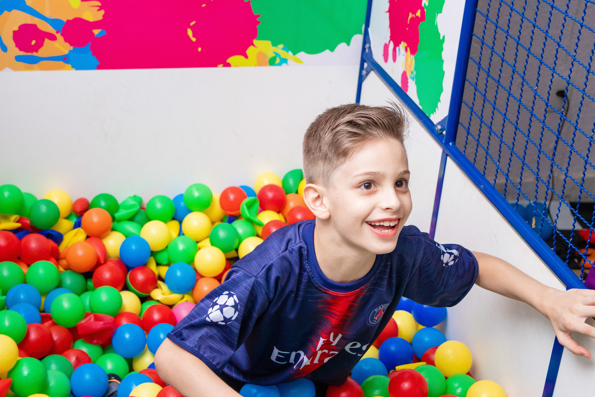 Aniversariante  na piscina de bolinhas