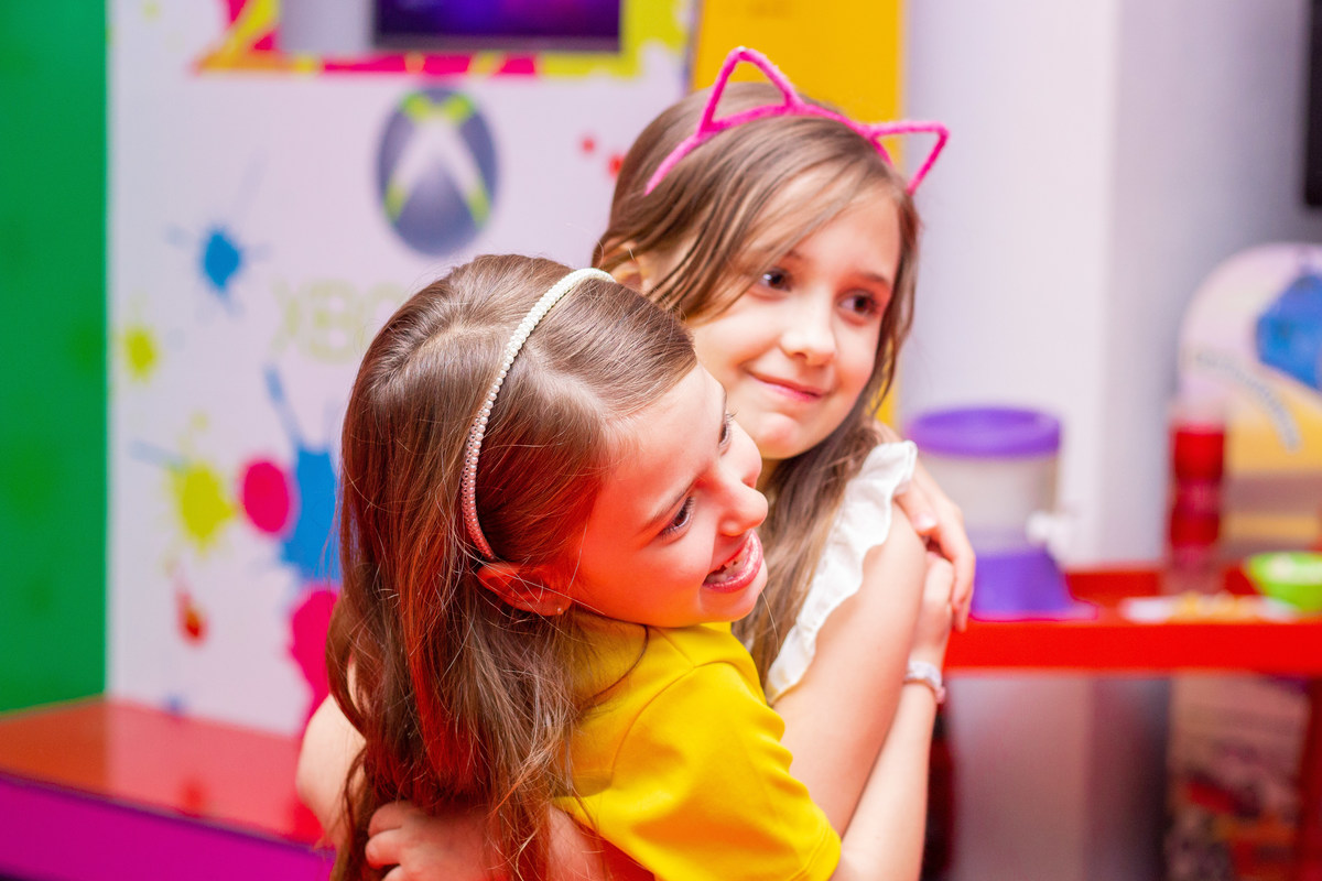 Amigas se abraçando em aniversário