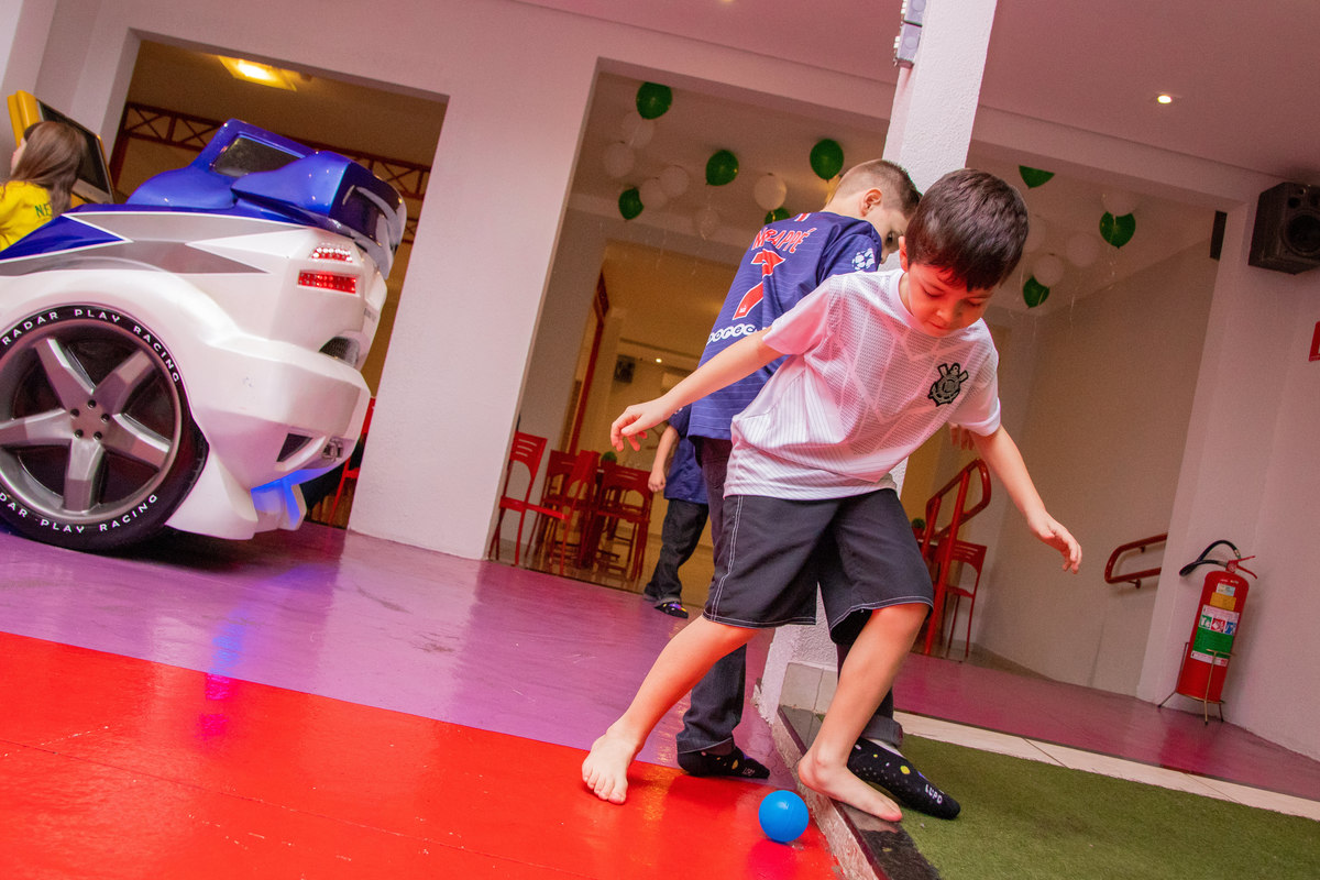Aniversariante e seu amigo jogando futebol