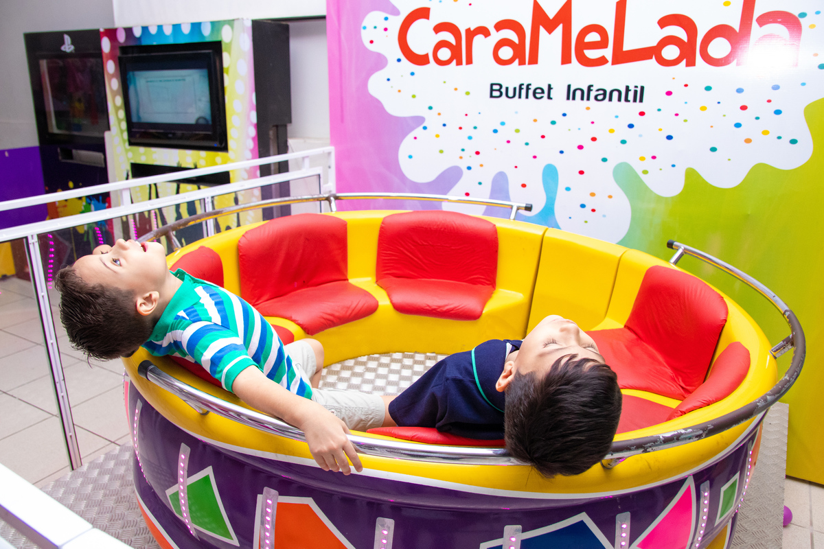 Crianças brincando na Labamba