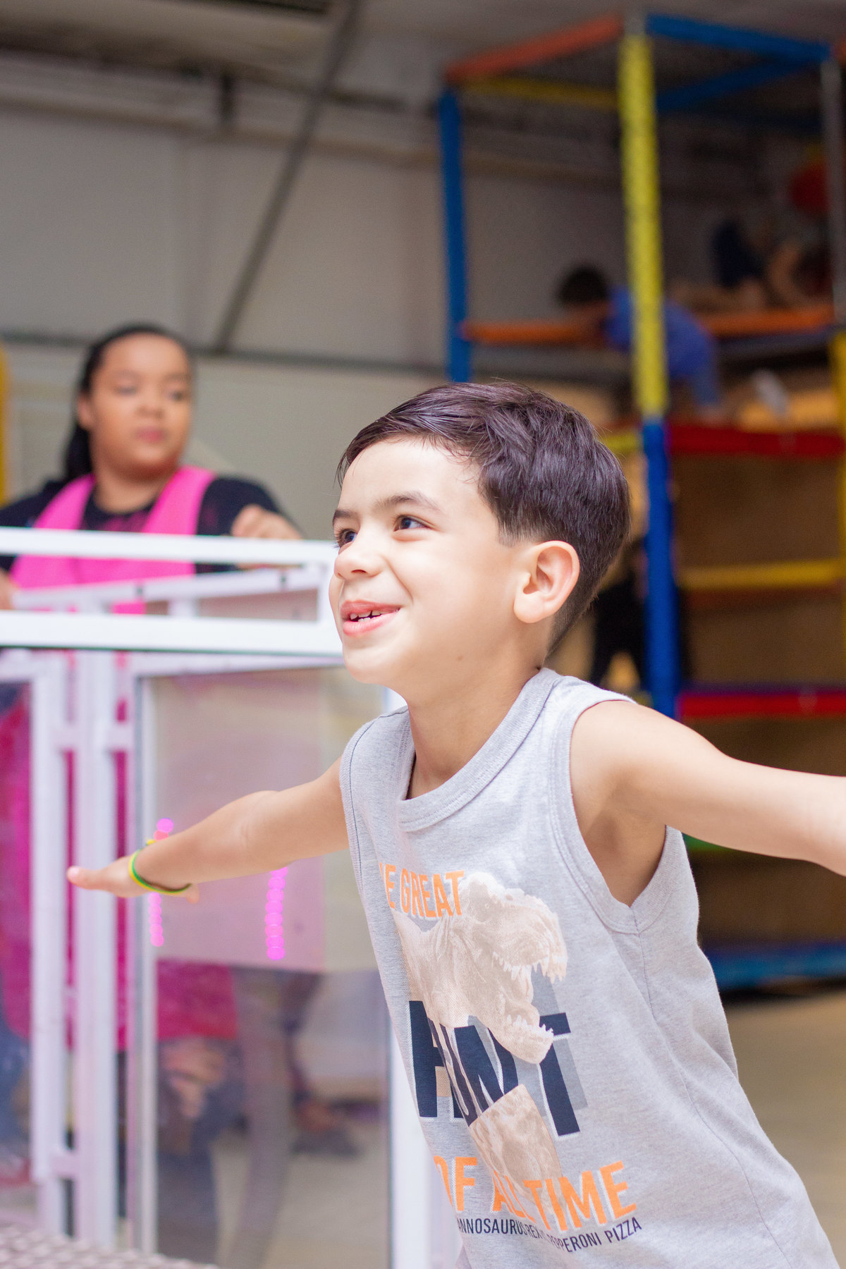 Aniversariante dançando em seu aniversário