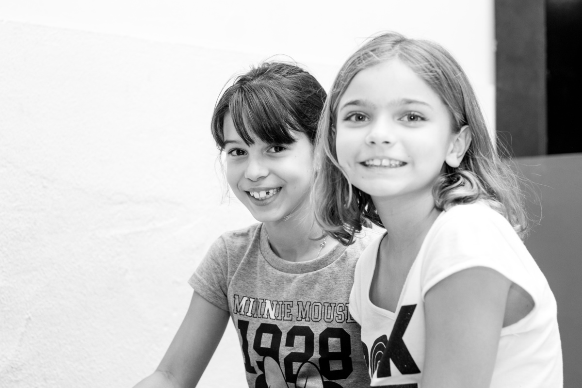 Amigas sorrindo para a foto em aniversário