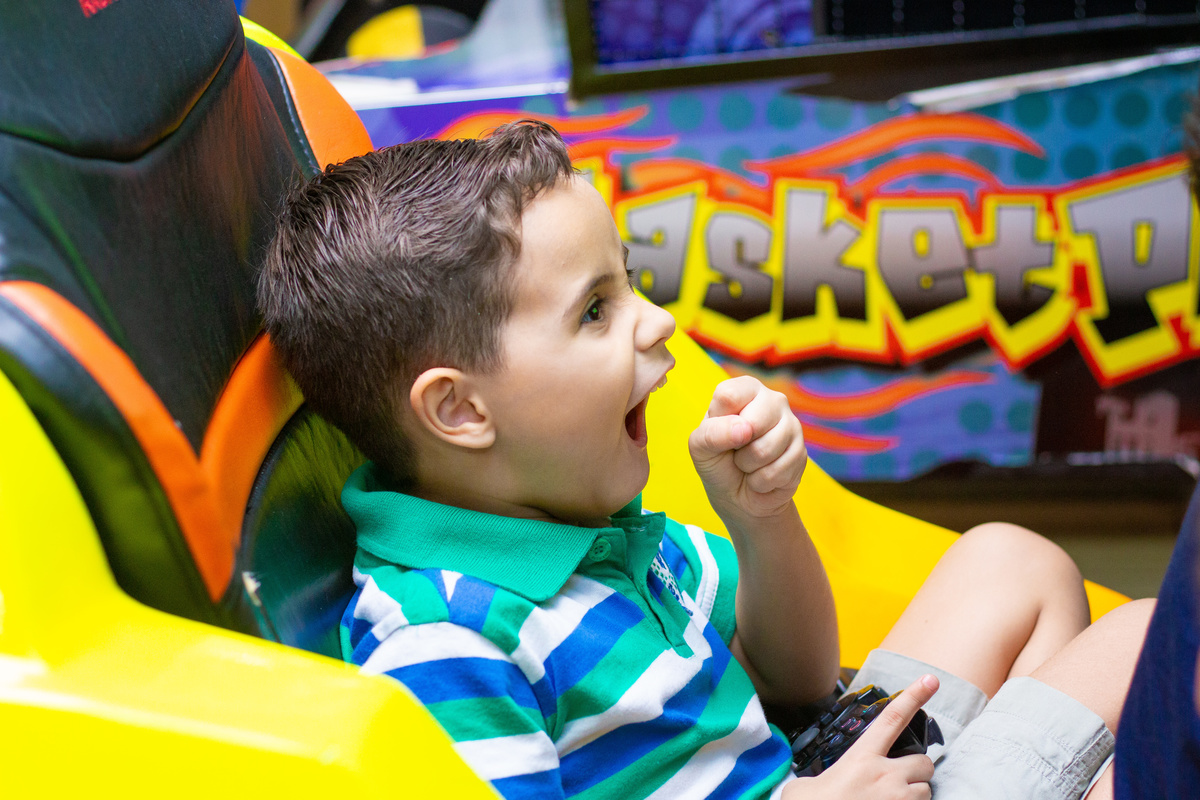 Menino brincando de video game em aniversário