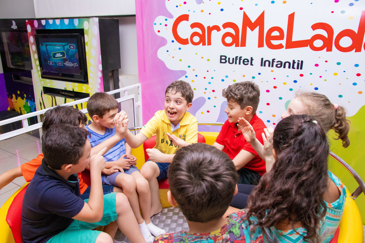 Colegas brincando na labamba