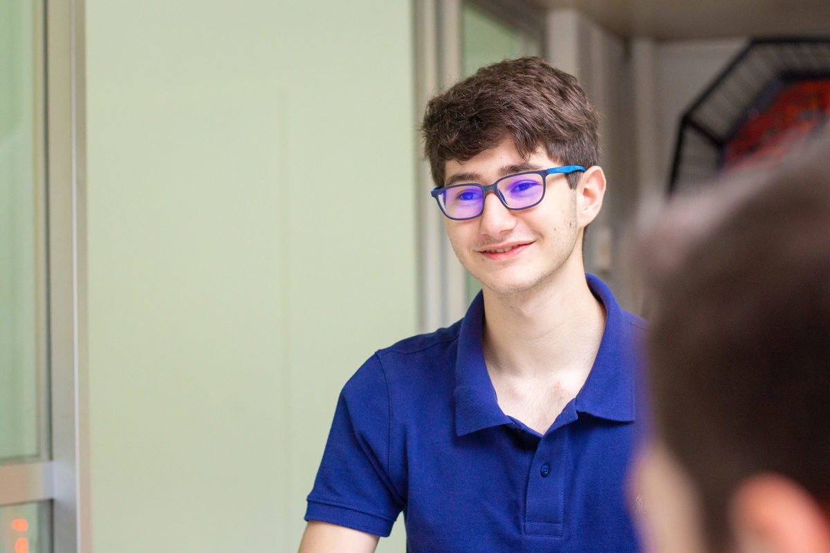 Adolescente rindo em aniversário