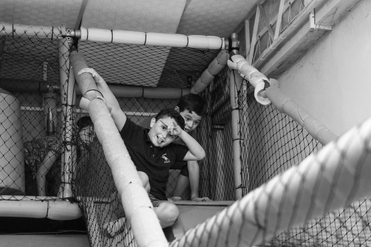 Crianças fazendo pose em P&B