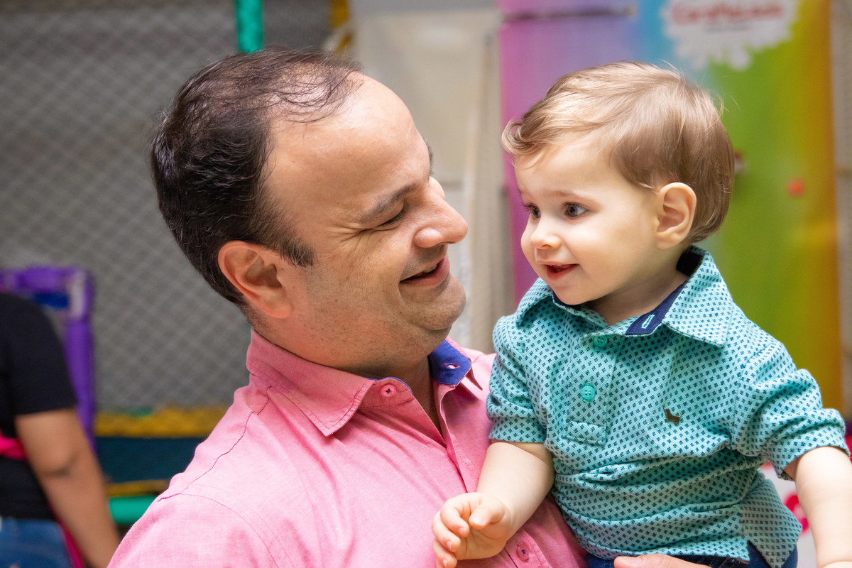 Pai e filho sorrindo um para o outro
