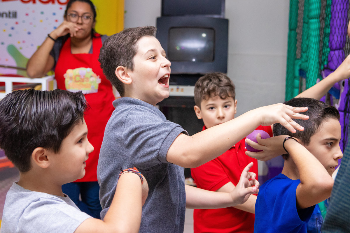 Amigos brincando em aniversário