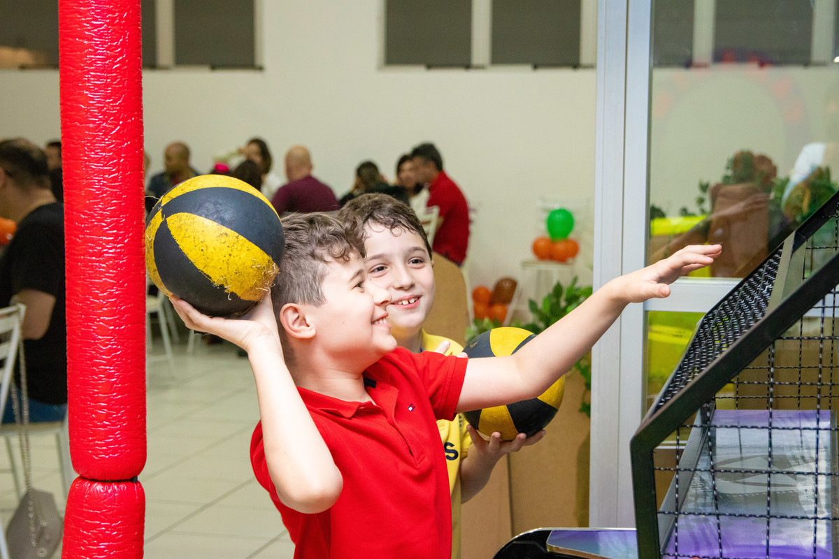 Amigos jogando basquete